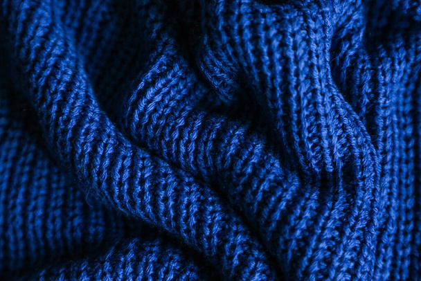  Κλασικό μπλε σκούρο πλεκτό φόντο. Στενή υφή. ρυτίδες και σκιές, θέα από πάνω. 2020 τάση χρώμα - Φωτογραφία, εικόνα