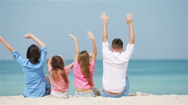 Fiatal család négy a tengerparti nyaralás - Felvétel, videó