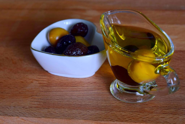gesunde Mischung aus natürlichem Olivenöl, Feigen und Walnüssen - Foto, Bild