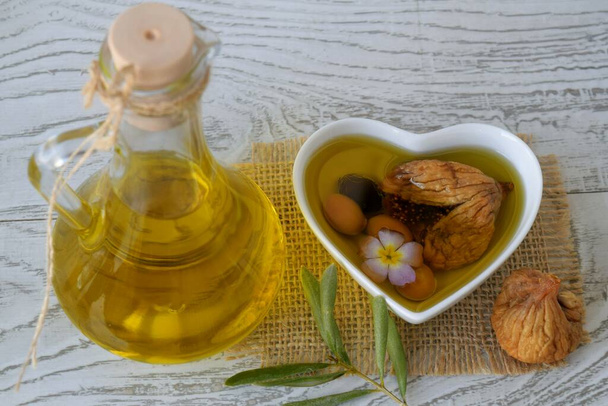mezcla saludable de la naturaleza aceite de oliva, higos y nueces
 - Foto, imagen