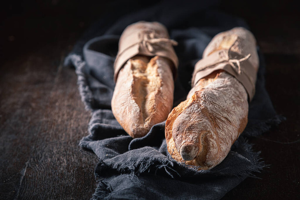 Lezzetli altın baget ekmeği Eski ahşap masada - Fotoğraf, Görsel