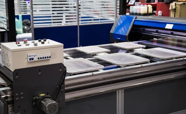Футболка цифрова друкарська машина в швейній промисловості
 - Фото, зображення