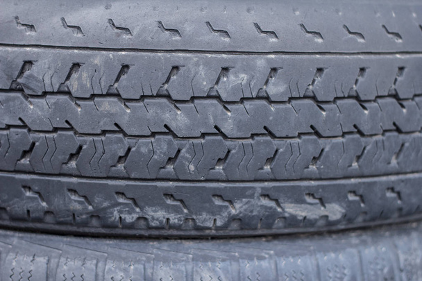 Staré, opotřebované pneumatiky - Fotografie, Obrázek