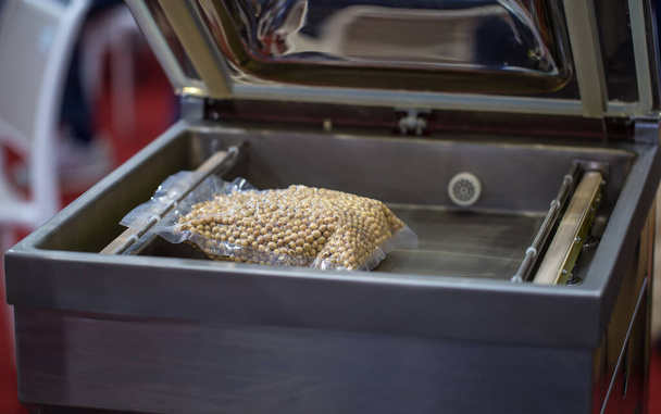 Lämpötiivistys tyhjiö kone elintarvikkeiden pakkaamiseen
 - Valokuva, kuva