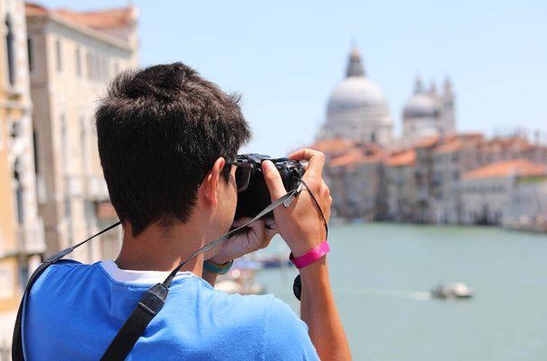 Junger Fotograf in Venedig in Italien mit Digitalkamera und dem Canal Grande im Hintergrund - Foto, Bild