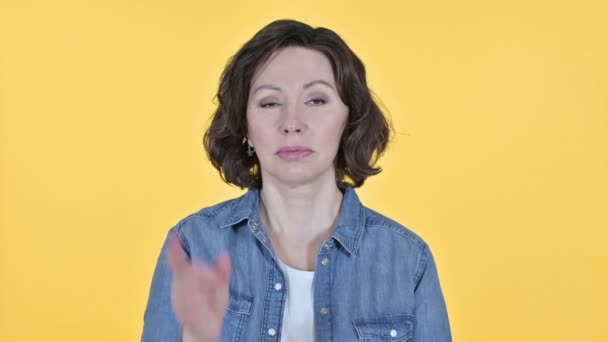 Nein, Fingerabdruck einer alten Frau auf gelbem Hintergrund - Filmmaterial, Video