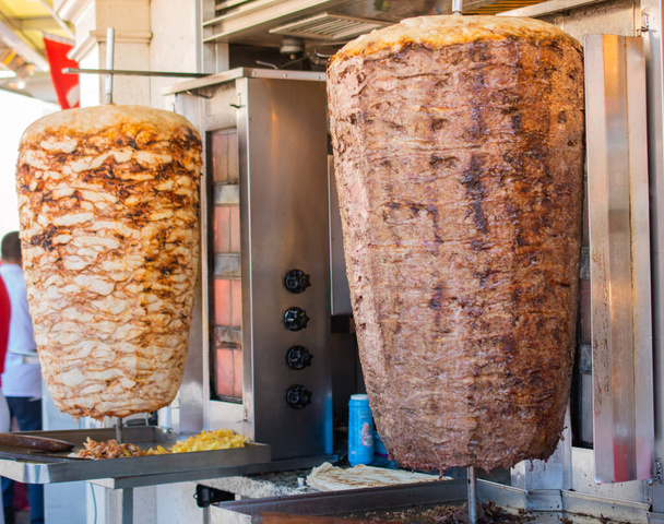 Comida tradicional turca Doner Kebab. Turnspit sesgo kebap kebab shawarma - Foto, Imagen