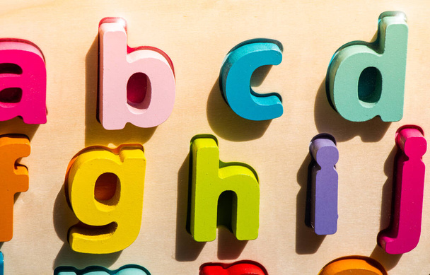 Alfabet ABC drewniane litery dla koncepcji wczesnej edukacji - Zdjęcie, obraz