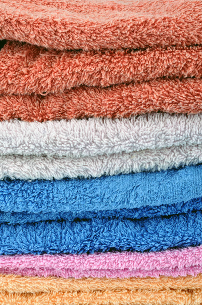 Ванные полотенца разного цвета сложены и сложены крупным планом
 - Фото, изображение