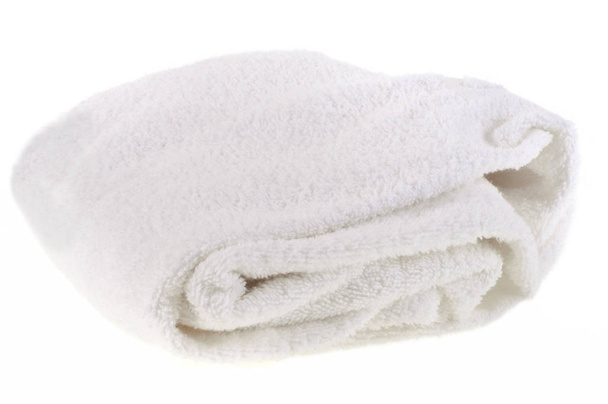 Serviette de bain blanche close-up sur fond blanc
  - Photo, image