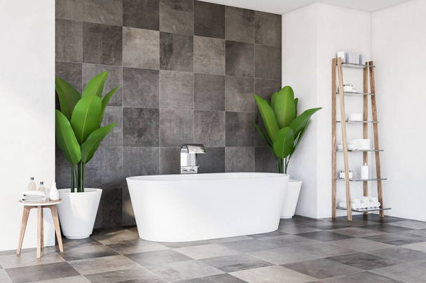 Уголок просторной ванной комнаты с белыми и плиточными стенами, удобная ванна с большими растениями в горшках и полки с полотенцами и косметическими средствами. Концепция спа. 3d-рендеринг
 - Фото, изображение