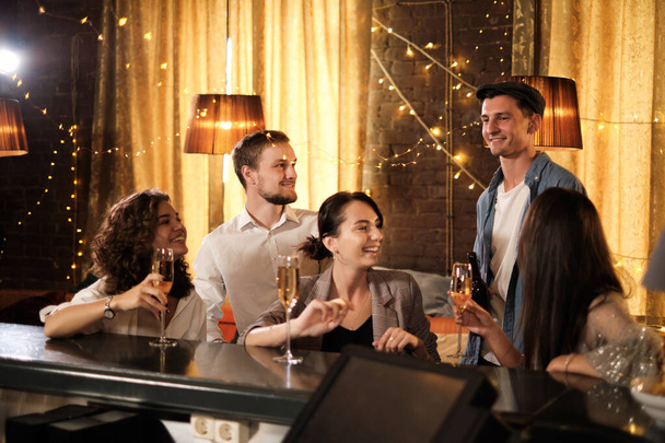 Щаслива група друзів у барі з напоями
. - Фото, зображення