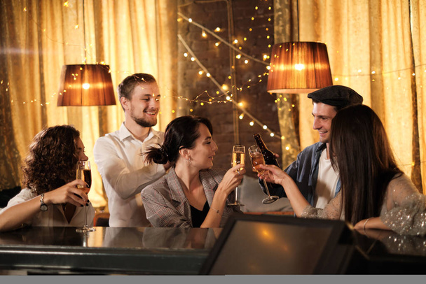 šťastný skupiny přátel v baru s nápoji. - Fotografie, Obrázek