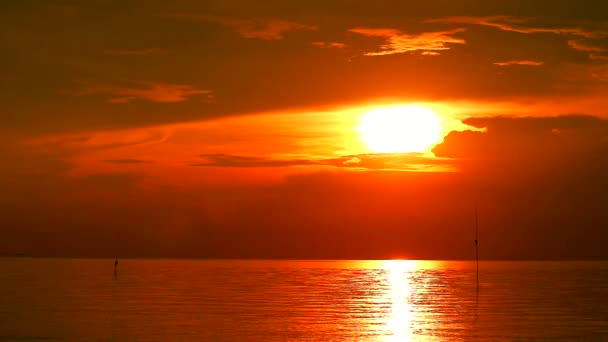 Kırmızı günbatımı yansıması deniz yüzeyinde ve gökyüzünde bulut - Video, Çekim