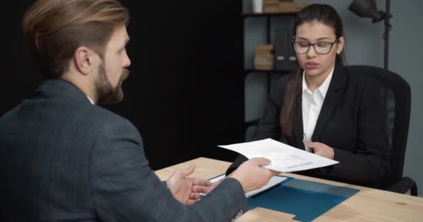 Confident man giving resume to female hr manager - Filmagem, Vídeo