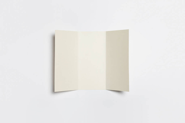 A4 mü? Boş Üçlü Kağıt Broşür, gölgeli yumuşak gri arkaplan modeli. Yüksek çözünürlüklü fotoğraf. Üst görünüm - Fotoğraf, Görsel