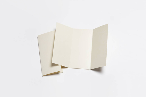 A4. Λευκά Trifold χαρτί Φυλλάδιο Mock-up σε μαλακό γκρι φόντο με σκιά. Φωτογραφία υψηλής ανάλυσης. Κορυφαία προβολή - Φωτογραφία, εικόνα