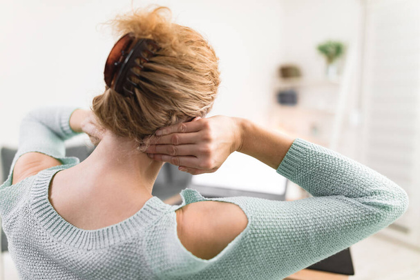 Vrouw voelt zich niet lekker, hoofdpijn tijdens het werken aan een laptop. - Foto, afbeelding