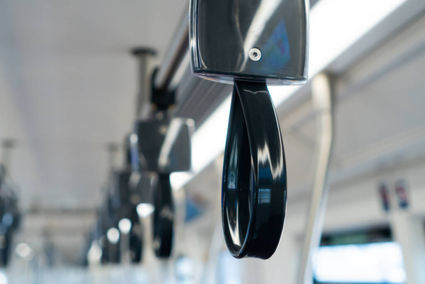 Primer plano de las barandillas vacías en un metro, manejar correas de mano en el transporte público para la seguridad de los pasajeros - Foto, imagen