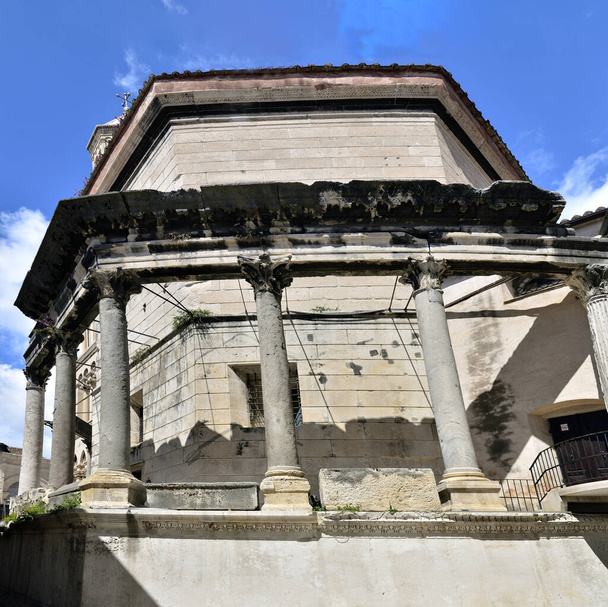 Starobylé budovy obklopující Diokleciánův palác v centru Splitu za slunečného dne v Chorvatsku - Fotografie, Obrázek