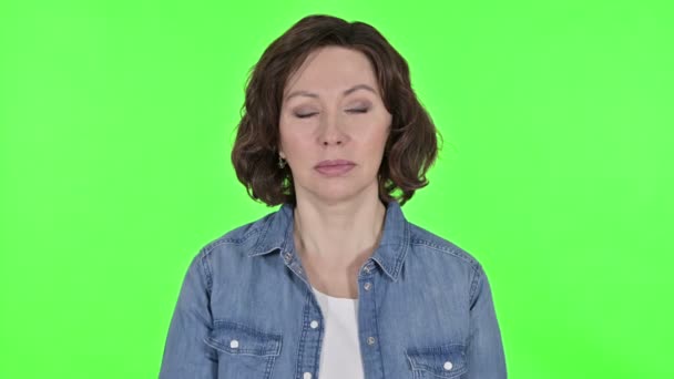 Nein, Fingerzeichen einer alten Frau auf grünem Chroma-Schlüsselhintergrund - Filmmaterial, Video