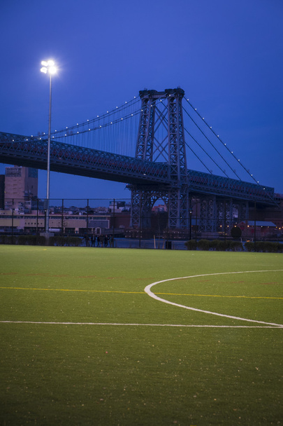 Soccer field near Williamsburg Bridge, New York City - Fotoğraf, Görsel