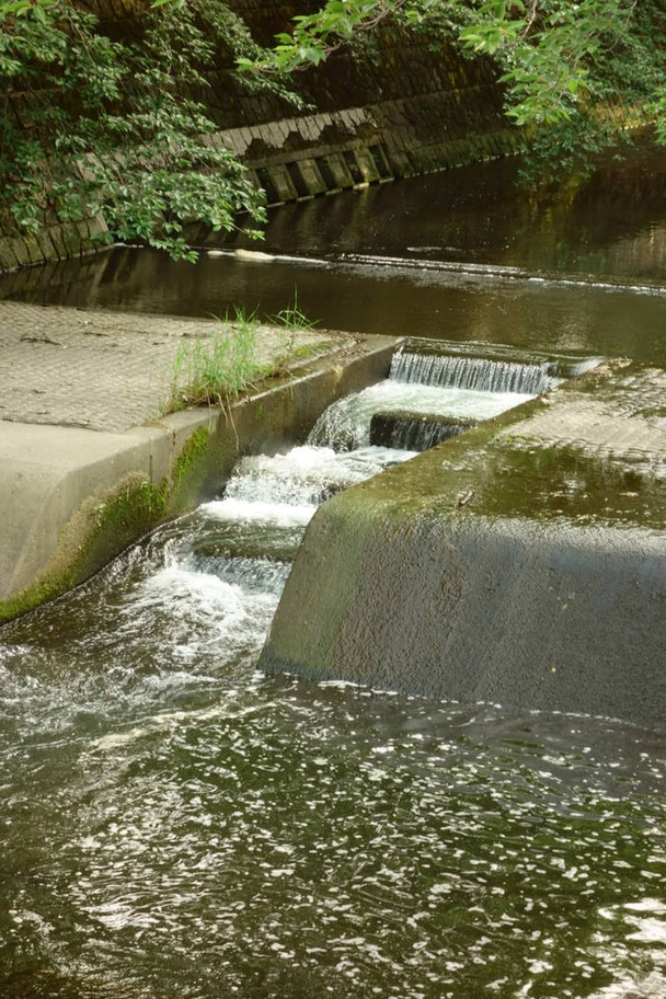 Instalações de irrigação para controlo da água e prevenção de inundações fluviais
 - Foto, Imagem