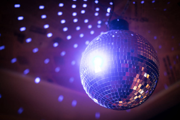 Imagen en color de una bola de discoteca brillante en un club nocturno
. - Foto, Imagen