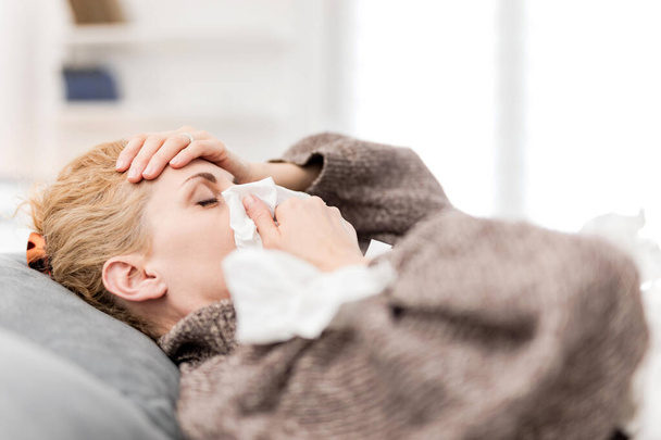 Γυναίκα άρρωστος στο κρεβάτι, γρίπη και λοιμώξεις του ιού, αλλεργία, εποχιακά θέματα υγείας. - Φωτογραφία, εικόνα