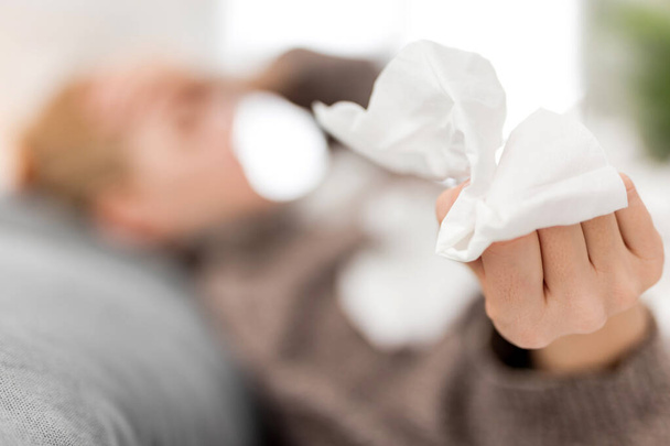 Žena nemocná v posteli, chřipka a virové infekce, alergie, sezónní zdravotní problémy. - Fotografie, Obrázek