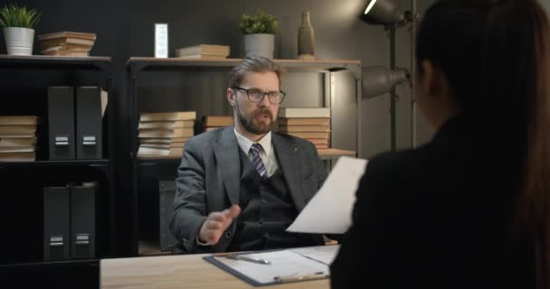 Mature bearded boss refusing female applicant - Záběry, video