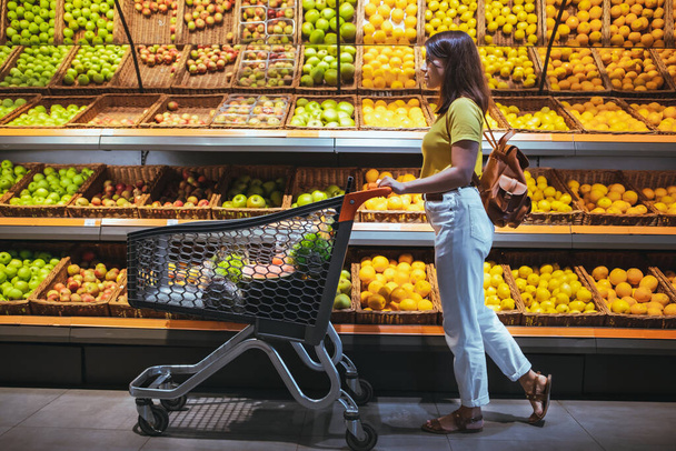 mulher no mercado de mercearia com consumidor de carrinho de compras no supermercado
 - Foto, Imagem