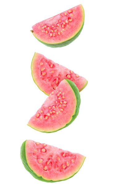 Rodajas de guayaba aisladas. Cuatro cuñas de frutos de guayaba carnosos de color rosa verde aislados sobre fondo blanco con camino de recorte
 - Foto, Imagen