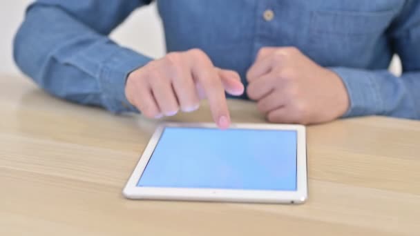 Close-up van de mannelijke handen met behulp van digitale tablet - Video