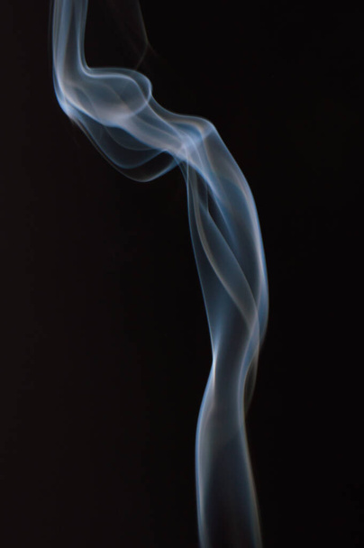 Fumo branco no fundo escuro
 - Foto, Imagem