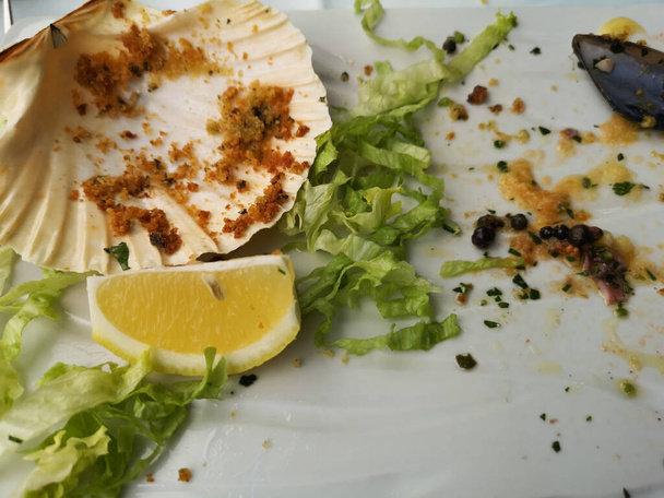 bebida y pescado permanece en un restaurante junto al mar
 - Foto, Imagen