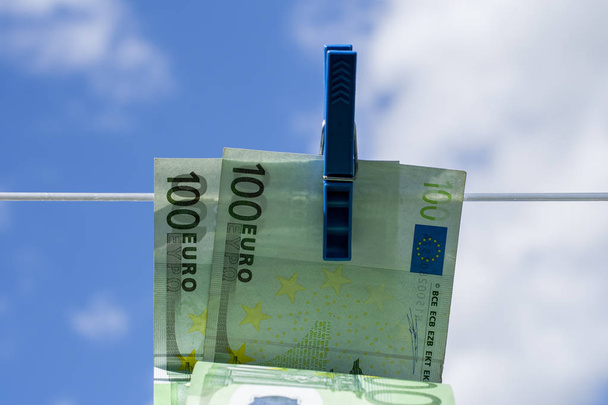 Billetes de 100 euros en un tendedero. Tema de blanqueo de capitales
. - Foto, imagen