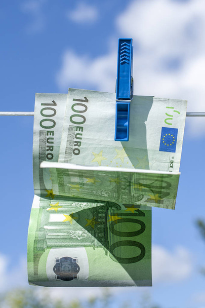 Billetes de 100 euros en un tendedero. Tema de blanqueo de capitales
. - Foto, Imagen