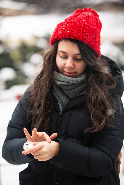 Kobieta używająca śmietanki przy zimnej pogodzie. ochrona skóry. suchość twarzy - Zdjęcie, obraz