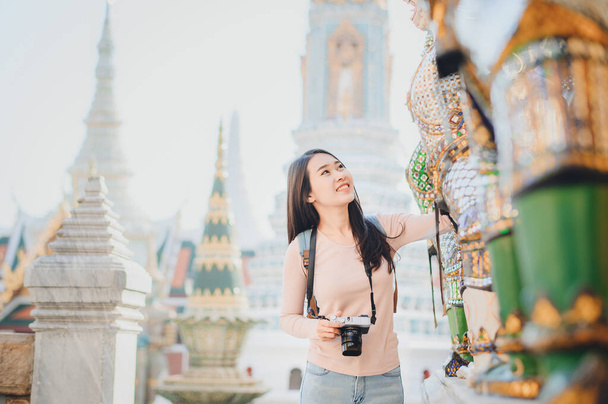 boldog ázsiai nők utaznak kamerával városnézés ősi szobor templomában a smaragd buddha, Wat Phra Kaew, népszerű turisztikai hely Bangkok, Thaiföld - Fotó, kép