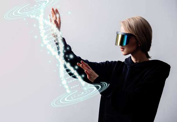 Πρόσωπο στην έννοια γυαλιά VR λειτουργεί με το ανθρώπινο γονιδίωμα και το DNA - Φωτογραφία, εικόνα