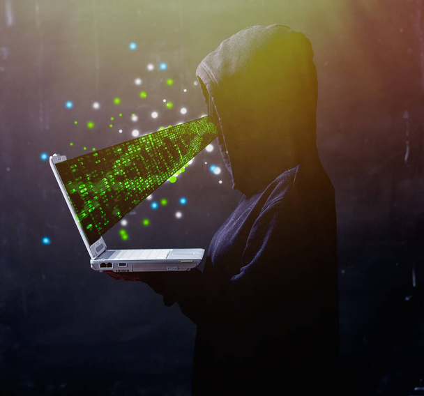 hacker κλέβει προσωπικά δεδομένα μέσω υπολογιστή - Φωτογραφία, εικόνα