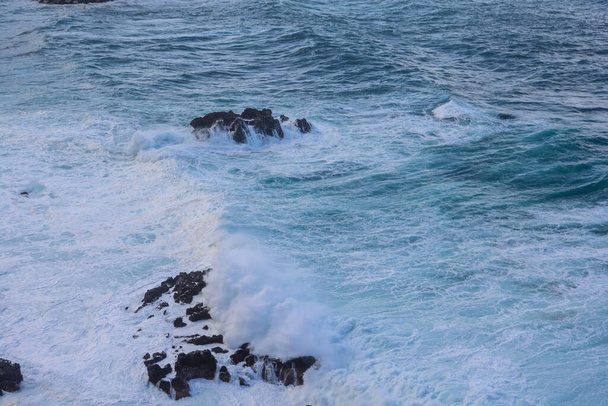 lava negra congelada y el océano en Tenerife
 - Foto, imagen