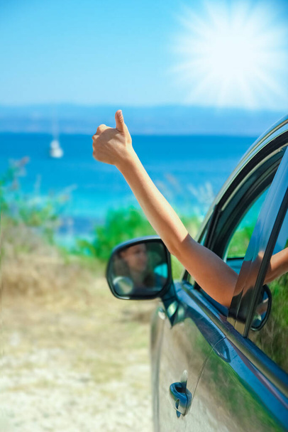 gelukkig meisje van auto op zee griekenland achtergrond - Foto, afbeelding