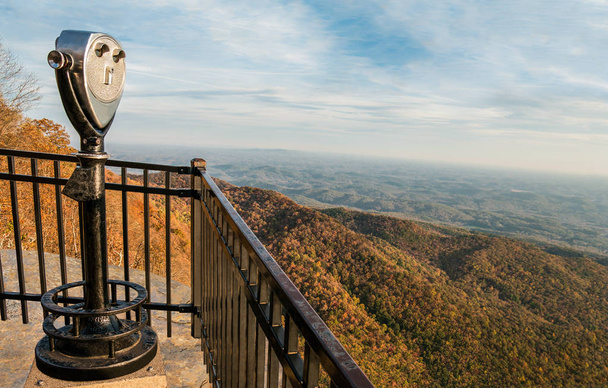 Vista panorâmica panorâmica: Um escopo binocular em uma borda rochosa alta oferece uma vista espetacular das montanhas Apalaches em um dia de outono no oeste da Carolina do Sul
. - Foto, Imagem