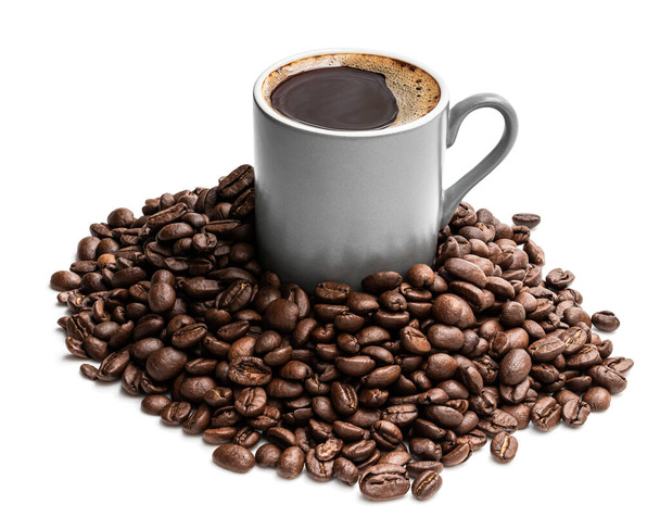 Черный кофе в маленькой чашке с бобами изолированы на белом
  - Фото, изображение