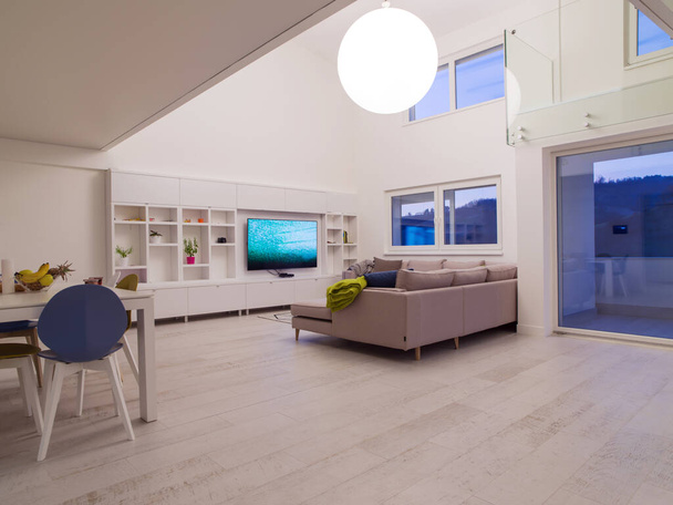 belső tér egy luxus elegáns modern nyílt tér design kétszintes apartman fehér falakkal - Fotó, kép