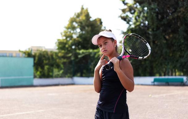 Portret van tiener meisje spelen tennis op sportveld. - Foto, afbeelding