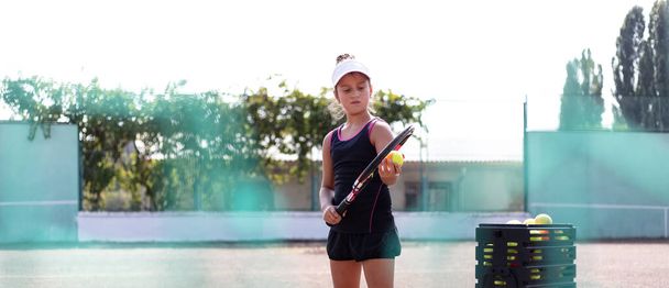 Πορτρέτο της έφηβης που παίζει τένις στο γήπεδο του αθλητισμού. - Φωτογραφία, εικόνα