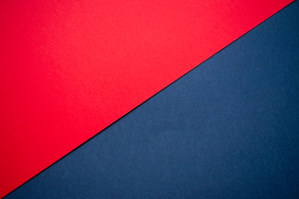 Kirschroter und denimblauer Papphintergrund, mit einer diagonalen Teilung von links unten nach rechts oben - Foto, Bild